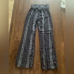 NWOT CAbi Pants Women's Geometric Wide Leg Stretch Elastic Waist Size Small